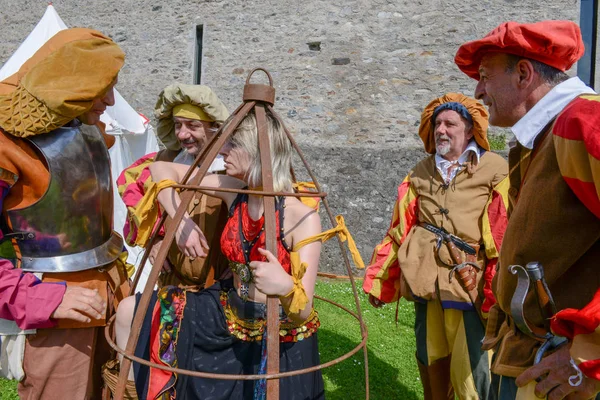 Bellinzona Suiza Mayo 2018 Niña Una Jaula Recreación Histórica Medieval — Foto de Stock