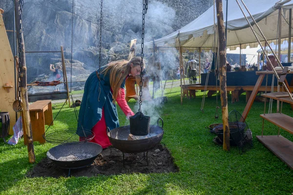 Bellinzona Suiza Mayo 2018 Niña Cocinando Recreación Histórica Medieval Castillo — Foto de Stock