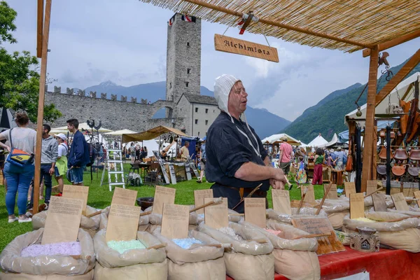 Bellinzona Suisse Mai 2018 Alchimiste Qui Vend Des Épices Des Photos De Stock Libres De Droits