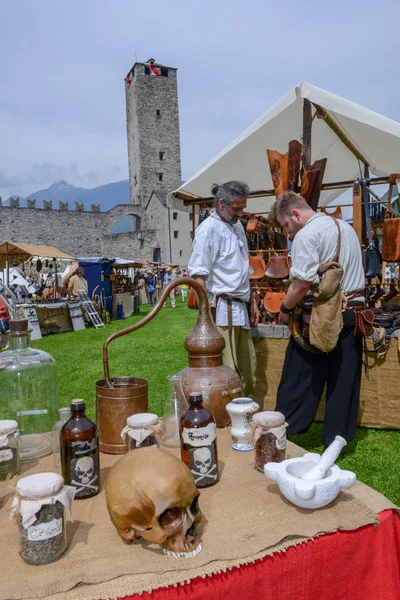 Bellinzona Suisse Mai 2018 Marche Shopping Marché Médiéval Château Castelgrande Images De Stock Libres De Droits