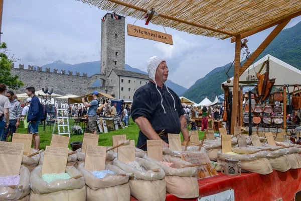 Bellinzona Suisse Mai 2018 Alchimiste Qui Vend Des Épices Des Images De Stock Libres De Droits
