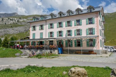 Engstlenalp, İsviçre - 4 Ağustos 2018: insanlar içme ve Engstlenalp bir otel İsviçre Alpleri üzerinde yemek