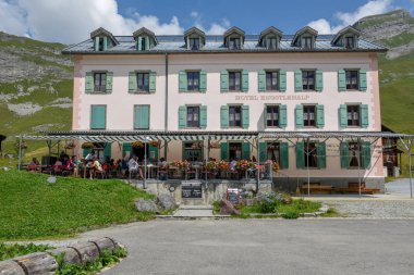 Engstlenalp, İsviçre - 4 Ağustos 2018: insanlar içme ve Engstlenalp bir otel İsviçre Alpleri üzerinde yemek