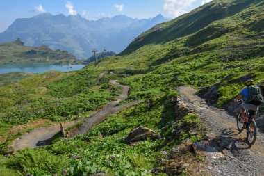 Jochpass, İsviçre - 4 Ağustos 2018: Çocuk yolda Engelberg İsviçre Alpleri'nde üzerinden Jochpass gidiyor onun dağ bisikleti üzerinde