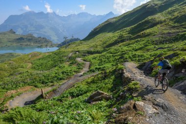 Jochpass, İsviçre - 4 Ağustos 2018: Çocuk yolda Engelberg İsviçre Alpleri'nde üzerinden Jochpass gidiyor onun dağ bisikleti üzerinde
