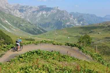 Jochpass, İsviçre - 4 Ağustos 2018: Çocuk yolda Engelberg İsviçre Alpleri'nde üzerinden Jochpass gidiyor onun dağ bisikleti üzerinde