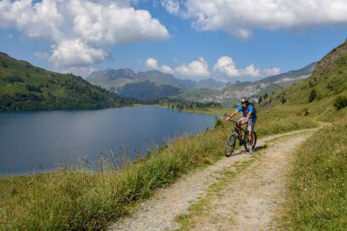 Engstlenalp, İsviçre - 4 Ağustos 2018: çocuk onun göl Engstlensee Engelberg İsviçre Alpleri üzerinde üzerinde bisiklet üzerinde