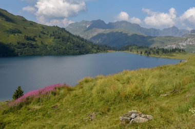 Engelberg İsviçre Alpleri üzerinde üzerinde göl Engstlensee