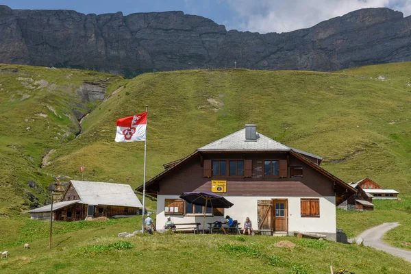 Tannen Svizzera Agosto 2018 Chi Beve Caseificio Tannen Sulle Alpi — Foto Stock