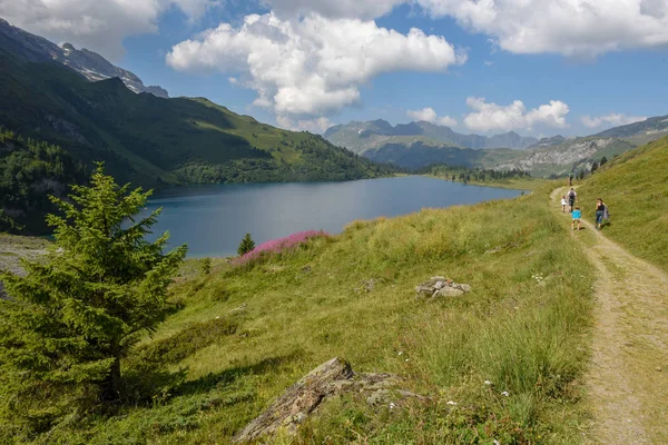 Engstlenalp スイス 2018 スイスのアルプスの湖 Engstlensee でハイキングの人々 — ストック写真