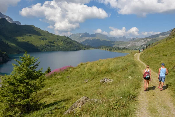 Engstlenalp Suíça Agosto 2018 Pessoas Caminhando Lago Engstlensee Nos Alpes — Fotografia de Stock