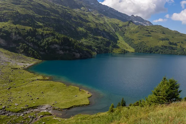 Engstlensee 湖在瑞士阿尔卑斯山的英格堡上空 — 图库照片