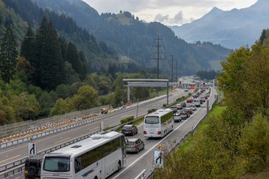 Airolo, İsviçre - 30 Eylül 2018: Gotthard girilmesi için satır bekleyen araçlar tünel İsviçre Alpleri üzerinde
