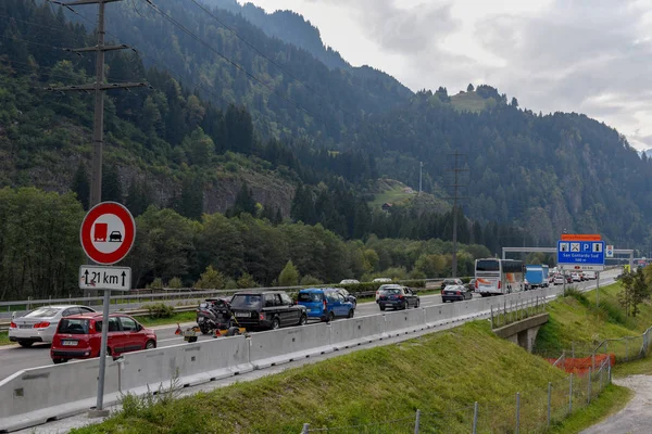 Airolo Suiza Septiembre 2018 Vehículos Esperando Fila Para Entrar Túnel — Foto de Stock