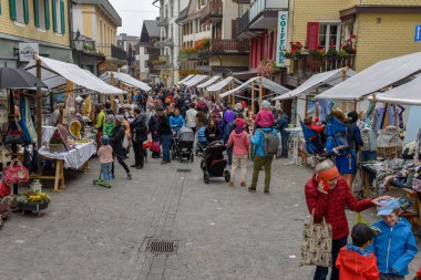 Engelberg, İsviçre - 29 Eylül 2018: insanlar Engelberg İsviçre Alpleri üzerinde piyasada az alış ve satış