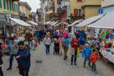 Engelberg, İsviçre - 29 Eylül 2018: insanlar Engelberg İsviçre Alpleri üzerinde piyasada az alış ve satış