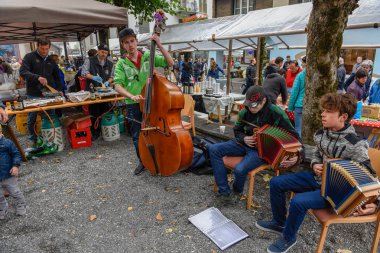 Engelberg, İsviçre - 29 Eylül 2018: Engelberg İsviçre Alpleri üzerinde geleneksel müzik grubu