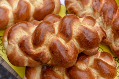 Örgülü ekmek yaptı yurdu yakın çekim
