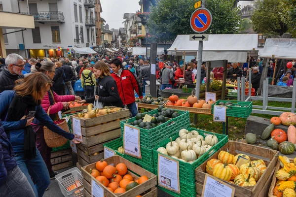 Engelberg Zwitserland September 2018 Mensen Verkopen Kopen Van Pompoenen Markt — Stockfoto