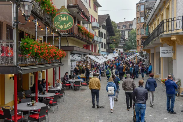 Engelberg Szwajcaria Września 2018 Ludzie Sprzedaż Kupno Rynku Engelbergu Szwajcarskich — Zdjęcie stockowe