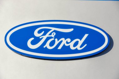 Lugano, İsviçre - 24 Ekim 2018: Ford araba satıcısı, Lugano İsviçre üzerinde Logo iz
