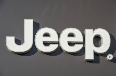 Lugano, İsviçre - 24 Ekim 2018: Jeep Araba satıcısı, Lugano İsviçre üzerinde Logo iz
