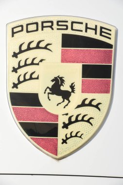 Lugano, İsviçre - 24 Ekim 2018: Porsche araba satıcısı, Lugano İsviçre üzerinde Logo iz