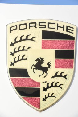 Lugano, İsviçre - 24 Ekim 2018: Porsche araba satıcısı, Lugano İsviçre üzerinde Logo iz