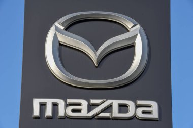 Lugano, İsviçre - 24 Ekim 2018: Mazda araba satıcısı, Lugano İsviçre üzerinde Logo iz