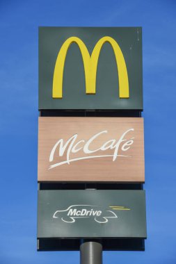 Lugano, İsviçre - 1 Aralık 2016: Mcdonald's restaurant, Lugano İsviçre üzerinde Logo iz