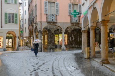 Lugano, İsviçre - 5 Mart 2016 - insanlar Lugano İsviçre eski bölümü ile kar üzerinde yürüyen