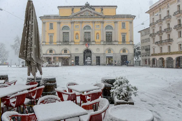瑞士卢加诺 2016年3月5日 瑞士卢加诺的里福马主要广场与雪上的市政厅 — 图库照片