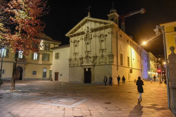 Lugano Svizzera Marzo 2016 Persone Che Camminano Davanti Alla Chiesa — Foto Stock