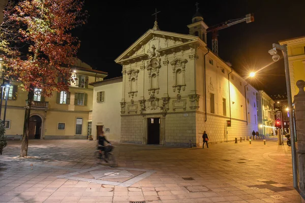 Lugano Suiza Marzo 2016 Personas Caminando Frente Iglesia San Rocco — Foto de Stock