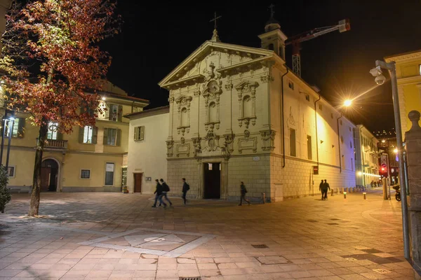 Lugano Suiza Marzo 2016 Personas Caminando Frente Iglesia San Rocco — Foto de Stock