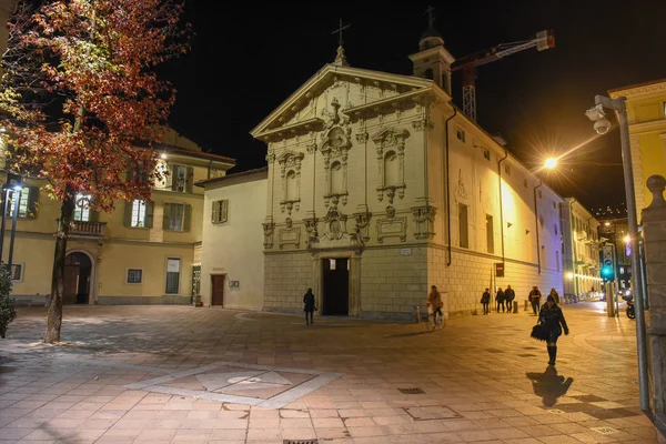Lugano Svizzera Marzo 2016 Persone Che Camminano Davanti Alla Chiesa — Foto Stock