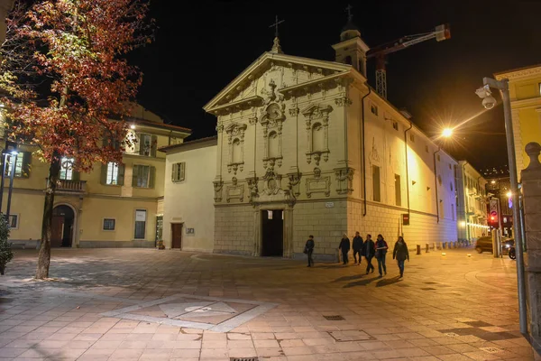 Lugano Suiza Marzo 2016 Personas Caminando Frente Iglesia San Rocco — Foto de Stock