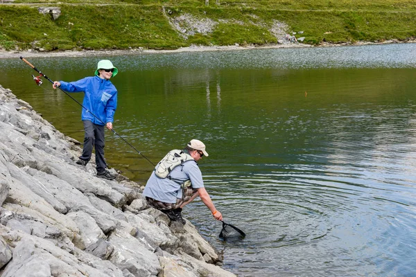 Tannensee Suiza Agosto 2018 Padre Hijo Pescando Juntos Lago Tannensee —  Fotos de Stock