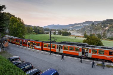 Muzzano, İsviçre - 10 Ekim 2017: insanlar Muzzano İsviçre Lugano yakınındaki istasyonunda tren