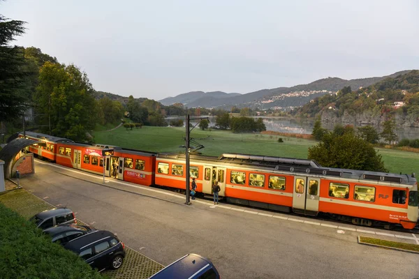 Muzzano Szwajcaria Października 2017 Ludzie Pociągu Dworcu Muzzano Niedaleko Lugano — Zdjęcie stockowe