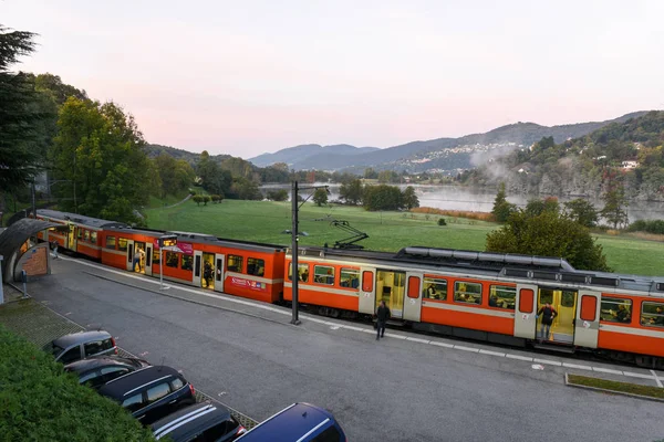 Hasslö Sverige Oktober 2017 Människor Tåget Vid Stationen Hasslö Nära — Stockfoto