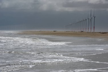 Atins Brezilya yakınındaki plajda yel değirmenleri