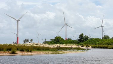 Lencois Maranhenses Atins Brezilya yakınındaki kum tepeleri üzerinde yel değirmenleri