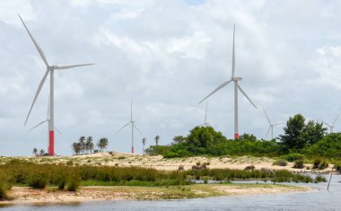 Lencois Maranhenses Atins Brezilya yakınındaki kum tepeleri üzerinde yel değirmenleri