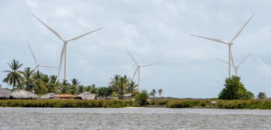 Lencois Maranhenses Atins Brezilya yakınındaki kum tepeleri üzerinde yel değirmenleri