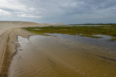 Lagün ortasındaki tepeleri, Brezilya'da Lencois Maranhenese Milli Parkı