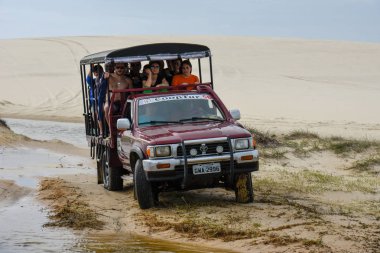 Atins, Brezilya - 12 Ocak 2019: dunes Brezilya Lencois Maranhenese Milli Parkı, kamyonda turizm