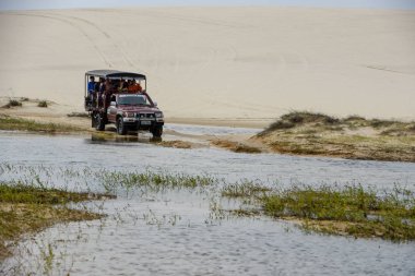 Atins, Brezilya - 12 Ocak 2019: dunes Brezilya Lencois Maranhenese Milli Parkı, kamyonda turizm