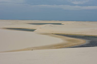 Lagün ortasındaki tepeleri, Brezilya'da Lencois Maranhenese Milli Parkı