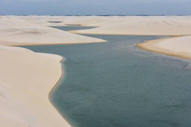 Lagün ortasındaki tepeleri, Brezilya'da Lencois Maranhenese Milli Parkı
